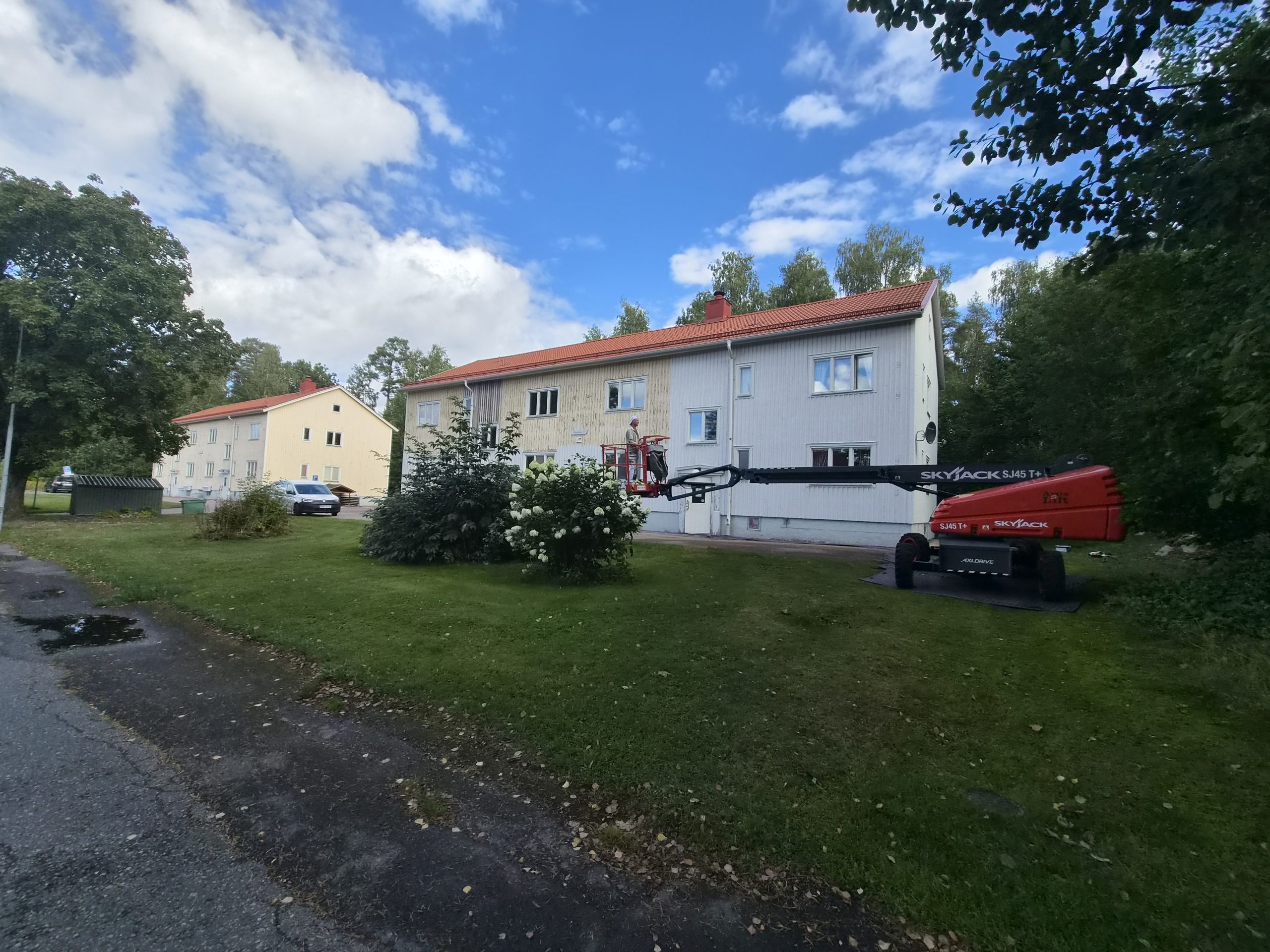 Surahammarshus påbörjar målning av fastigheten Strandvägen i Virsbo